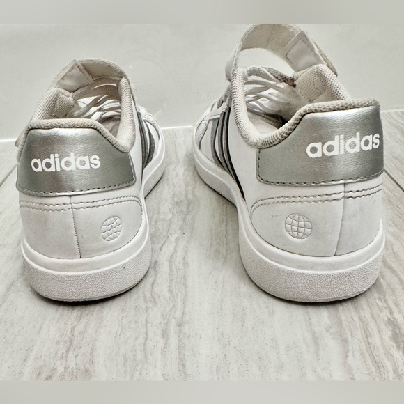 Little Boys Adidas Grand Court 2.0 Silver Elastic Laces and Velcro strap - Picture 2 of 6